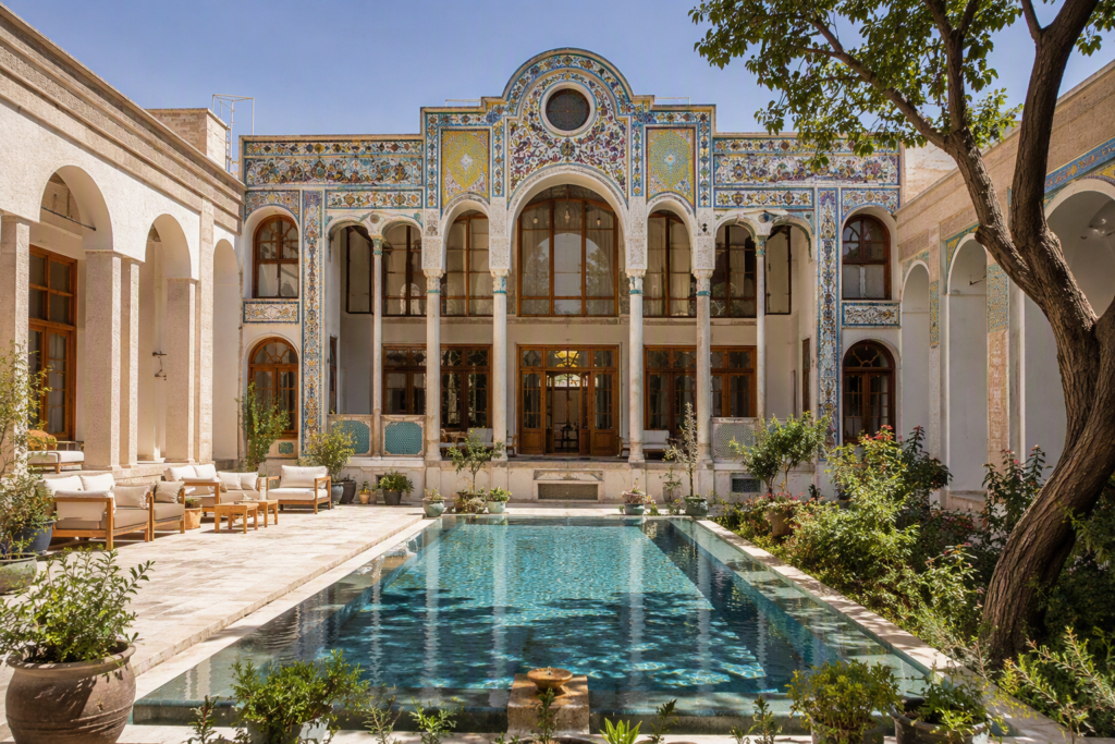 نمایی از خانه کلنگی بازسازی شده با معماری سنتی ایرانی و فضای داخلی مدرن